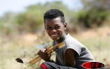 Les enfants ramassent les plus petites pièces