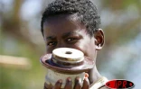 Les enfants ramassent les plus petites pièces