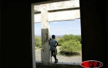 Instant de repos pour ce ramasseur de fer venu récupérer le matériau dans les vieux bâtiments du camp militaire d'Orangéa