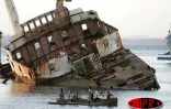 Ce bateau qui a coulé en rade de Diégo Suarez est consciencieusement débarrassé de tout son fer