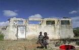 Instant de repos pour ces ramasseurs de fer venus récupérer le matériau dans les vieux bâtiments du camp militaire d'Orangéa