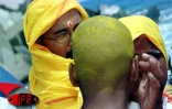 Les Réunionnais de confession hindouistes ont fêté Cavadee le vendredi 21 janvier 2000. Fête religieuse célébrée en début d'année tamoule, Cavadee est l'aboutissement de dix jours de jeûne, d'abstinence et de prières. Les fidèles offrent leur douleur au D