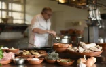 Le chef français Jean-Claude Rodriguez, à la tête des cuisines du restaurant Château Saint-Martin à Carcassonne, prépare un cassoulet le 4 mars 2016