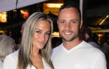 Photo prise le 26 janvier 2013 d'Oscar Pistorius et son amie Reeva Steenkamp à Johannesbourg