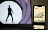 Un article d'Amazon affiché sur un smartphone, avec une illustration de la franchise James Bond en arrière-plan, le 23 février 2025 