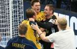 La joie du gardien de but Andreas Palicka, félicité par ses coéquipiers, après avoir arrêté le dernier tir du Français Ludovic Fabregas, lors de la victoire de la Suède (34-33) en demi-finale de l'Euro de handball, le 28 janvier 2022 à Budapest