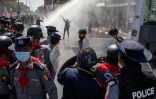 La police utilise un canon à eau contre des manifestants à Mandalay (Birmanie), le 9 février 2021