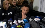 L'attaquant vedette Neymar (c) quitte le poste de police de Rio de Janeiro le 6 juin 2019, où il a été auditionné pour avoir divulgué sur internet ses échanges avec Najila Trindade, qui l'accuse de viol