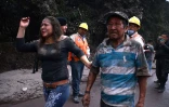Des habitants fuient l'éruption du Volcan de Feu à Escuintla, au Guatemala, le 3 juin 2018