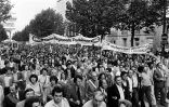 Manifestation sur les Champs-Elysées à Paris le 4 octobre 1980, au lendemain de l'attentat ayant visé la synagogue de la rue Copernic