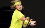 Le Grec Stefanos Tsitsipas retourne un coup droit face à l'Espagnol Rafael Nadal, lors de leur quart de finale de l'Open d'Australie, le 17 février 2021 à Melbourne
