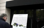L'entrée du Bataclan où est installée une plaque à la mémoire des victimes des attentats du 13 novembre 2015 à Paris, le 13 novembre 2017