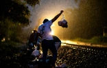 Des bénévoles lancent des sacs de nourriture aux migrants clandestins qui traversent à bord d'un train de marchandises le village de Las Patronas en direction des Etats-Unis, le 9 août 2018 dans l'Etat du Veracruz, au Mexique