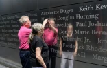 Diane et Kurt Horning, parents de Matthew disparu le 11 septembre 2001 dans l'attaque du World Trade Center, cherchent le nom de leur fils à l'Empty Sky Memorial, le 15 juin 2021 à Jersey City