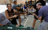 Des touristes étrangers se familiarisent aux techniques israéliennes de lutte contre le "terrorisme" et s'initient au maniement des armes, dans l'ancien camp d'entraînement "Caliber 3", près d'Efrat en Cisjordanie occupée, le 18 juillet 2017