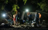 Des gendarmes contrôlent des touristes lors d'une opération de prévention contre les bivouacs illégaux susceptibles de provoquer un départ de feu, le 8 août 2026 autour du lac de Sainte-Croix, aux portes des Gorges du Verdon
