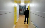 Un surveillant dans le bâtiment de la maison d'arrêt de Villepinte, où se déroule le programme "Respecto", le 14 octobre 2016