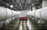Un robot transporte un rouleau de papier à l'imprimerie Kyoto Shimbun de Kumiyama, dans la préfecture de Kyoto, le 19 mars 2026 au Japon
