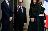 Le président français François Hollande (C) accueille le prince William (G) et son épouse  Kate, sur les marches de l'Elysée, le 17 mars 2017 à Paris