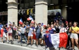 Les supporters de la France circulent dans Paris avant la finale du Mondial France-Croatie le 15 juillet 2018