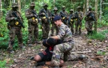 Des soldats du 9e Rima lors d'une simulation de capture d'un orpailleur, à Saint-Laurent du Maroni, en Guyane, le 20 octobre 2021