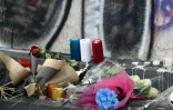 Des fleurs et des bougies aux couleurs nationales placées sur la place de la République, le 14 novembre 2015 à Paris