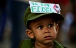 Un enfant parmi la foule qui a rendu un ultime hommage à Fidel Castro, le 3 décembre 2016 à Santiago de Cuba