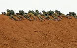 Des soldats israéliens en position près de la frontière entre la bande de Gaza et Israël, dans le sud d'Israël, le 30 mars 2018