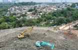 Vue aérienne d'engins de chantier sur un tas d'ordures à la décharge de Cipeucang, dans le sud de Tangerang, le 20 janvier 2026 en Indonésie