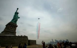 Les avions de la Patrouille de France survolent la Statue de la Liberté, pour la première grande tournée américaine de la célèbre formation depuis 31 ans, le 25 mars 2017 à New York