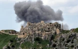 La fumée d'une frappe aérienne israélienne derrière la château de Beaufort, datant de l'époque des Croisades (XIIe siècle), le 6 mai 2026 dans le sud du Liban