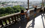Des visiteurs admirent la vue sur Paris depuis la Tour Eiffel, le jour de sa réouverture, le 25 juin 2020