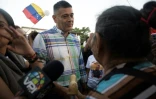 L'opposant et ancien détenu, Freddy Superlano, parle avec des proches de prisonniers devant la prison El Rodeo I à Guatire, le 2 mars 2026 au Venezuela