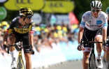 Les SlovÚne Tadej Pogacar (d) et Primoz Roglic, 2e et 3e de la 2e étape du Tour de France, entre Perros-Guirrec et Mûr-de-Bretagne, le 27 juin 2021