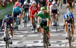 Le Britannique Mark Cavendish (c) vainqueur de la 13e étape du Tour de France, entre Nîmes et Carcassonne, le 9 juillet 2021