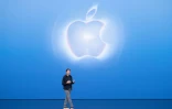 Le patron d'Apple John Ternus sur scène lors de la présentation du premier iPhone pliable, le 9 septembre 2026 à Cupertino, en Californie, aux Etats-Unis