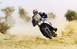 le Français Stéphane Peterhansel, lors de la 11 étape du 20e rallye Paris-Dakar, le 12 janvier 1998 entre Gao et Tombouctou (Mali)