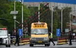 Un véhicule des secours quitte la mine de charbon de Liushenyu, où un coup de grisou dévastateur a fait au moins 82 morts, le 24 mai 2026 dans le district administratif de Qinyuan, dans la province chinoise septentrionale du Shanxi