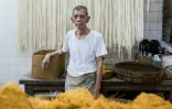 Ho Shun-kan pose dans son magasin de nouilles à Hong Kong, le 1er août 2017