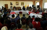 Des représentants du mouvement indigène et des membres du gouvernement équatorien se rencontrent à Quito, le 27 juin 2022