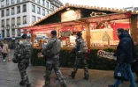 Des soldats patrouillent dans les allées du marché de Noël de Strasbourg, le 24 novembre 2017
