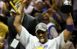 Kobe Bryant brandit les trophées de meilleur joueur des finales (MVP), ainsi que de vainqueur du titre NBA, à l'issue de la victoire des Lakers à Orlando, le 14 juin 2009