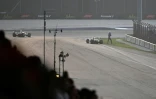 George Russell sort de sa voiture en panne à Sepang, Malaisie, le 4 octobre 2026