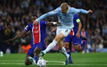 Le buteur des Citizens Erling Haaland s'infiltre dans la surface parisienne avant d'être taclé par le roc du PSG Willian Pacho, le 14 octobre 2026 