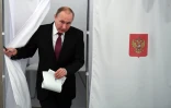 Vladimir Poutine sort de l'isoloir après avoir voté à Moscou, le 18 mars 2018