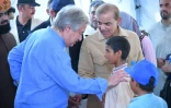 Le secrétaire général des Nations unies Antonio Guterres (G) et le Premier ministre pakistanais Shehbaz Sharif (D) visitent des zones inondées dans la province du Sind, le 10 septembre 2022