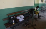 Un homme atteint de choléra dans un hôpital de Port-Salut, au sud-ouest de Port-au-Prince, le 9 octobre 2016 