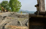 Des pelleteuses sur les rives du lac Ohrid pour démanteler des bars et restaurants jugés non conformes, le 22 juin 2021 en Macédoine du Nord