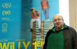 Daniel Vanet, un ex-illettré, devant l'affiche de son film le 2 décembre 2016 à Maubeuge