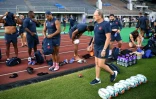 Le sélectionneur du XV de France, Jacques Brunel (d), et ses joueurs avant un entraînement au Suizenji Athletic Field de Kumamoto, le 24 septembre 2019